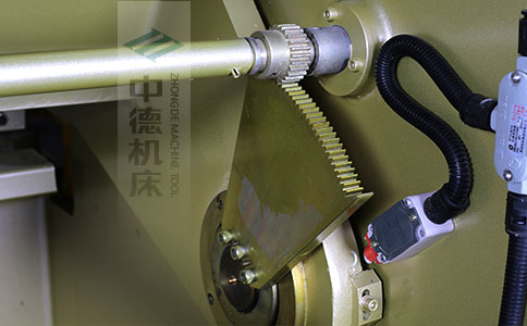 ZDS-840接纳高精度刀片空隙调理齿轮，颠末淬火高硬度又耐磨，外表镀锌不生锈，终年累月利用仍然有很高的调理精度.jpg